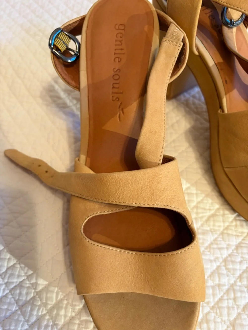 Gentle Souls Sz 10 Suede Crisscross Platform Sandals